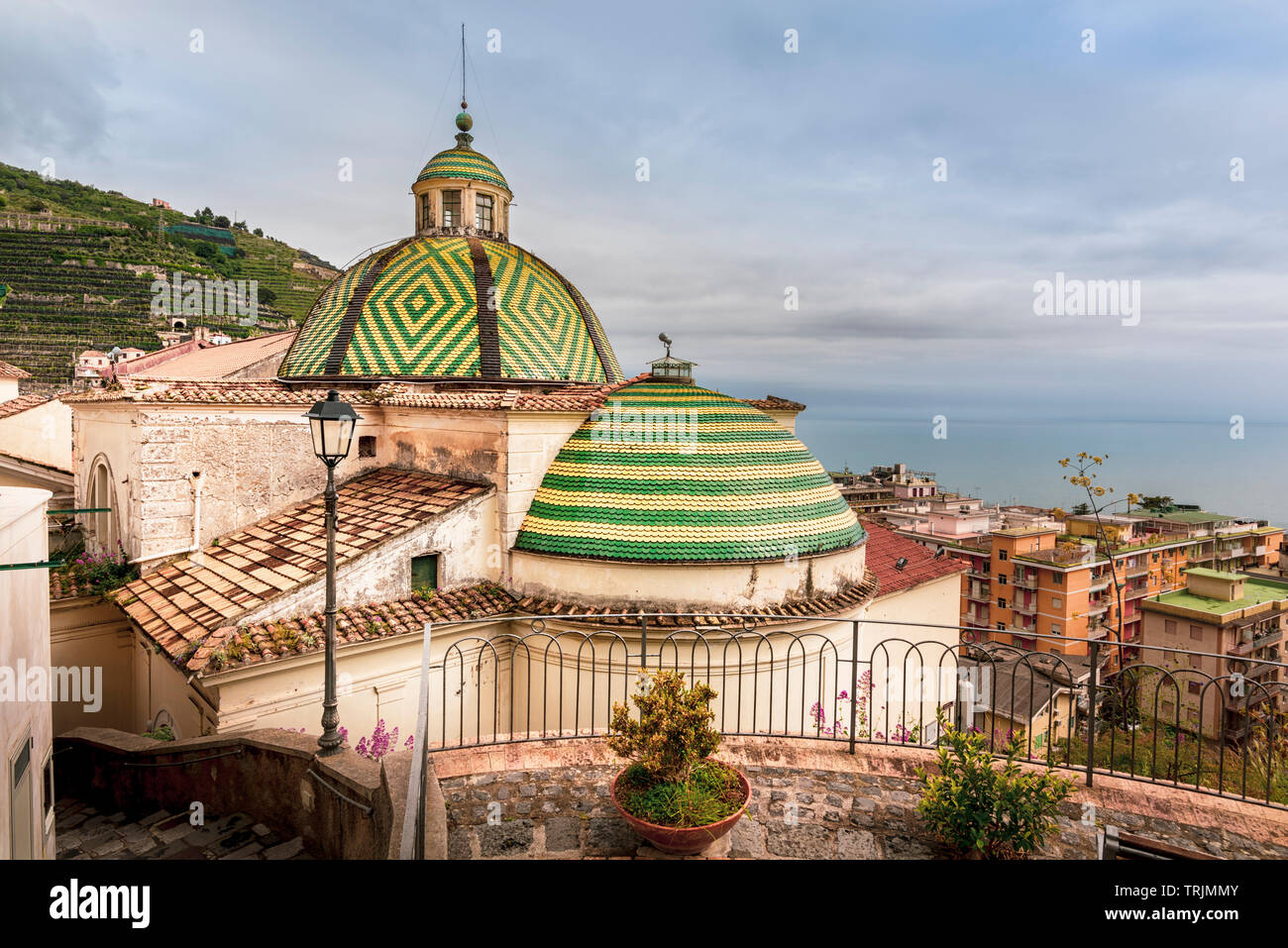 Grün und Gelb gefliesten Kuppeln der Kirche von Santa Maria a Mare Maiori Stockfoto