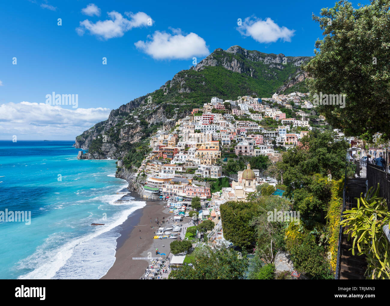 Mittelmeerdrittländer und Marina Grande Strand Der Strand von Positano an der Amalfiküste in Kampanien in Süditalien Stockfoto