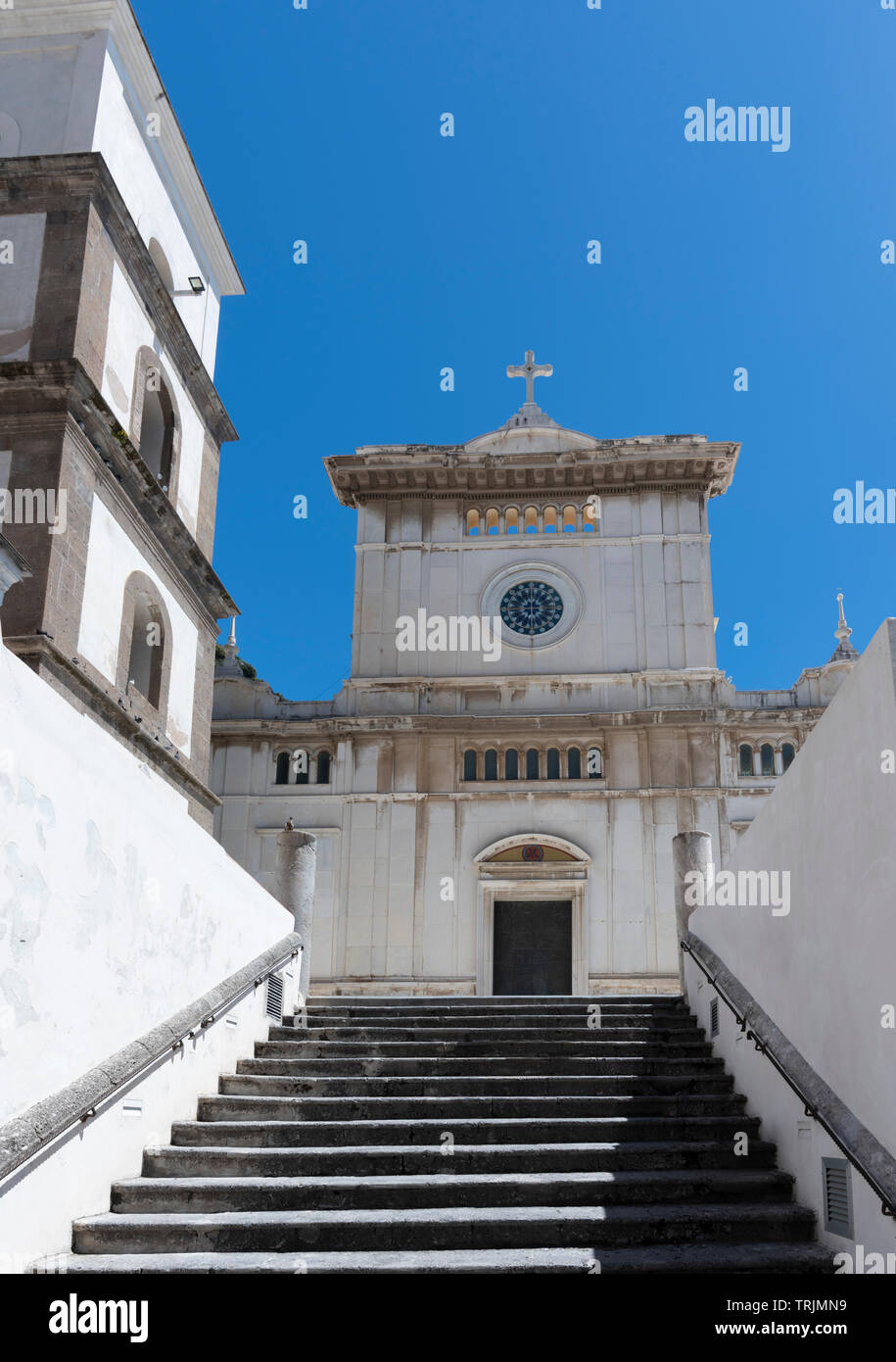 Stufen führen in die Kirche Santa Maria Assunta in Positano. Stockfoto