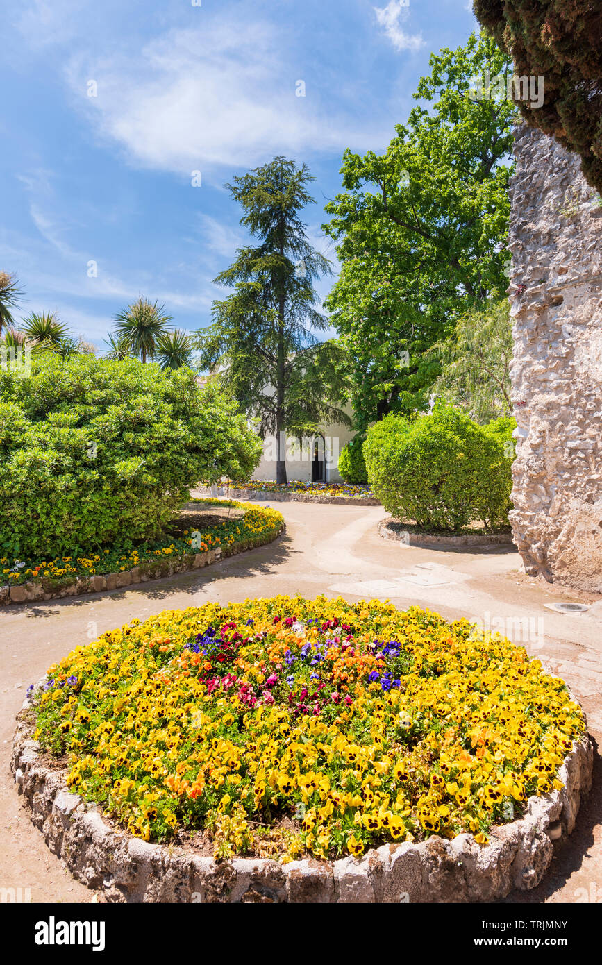 Formale Blumenbeet in der Villa Rufolo Gardens in Ravello in Kampanien in Süditalien Stockfoto