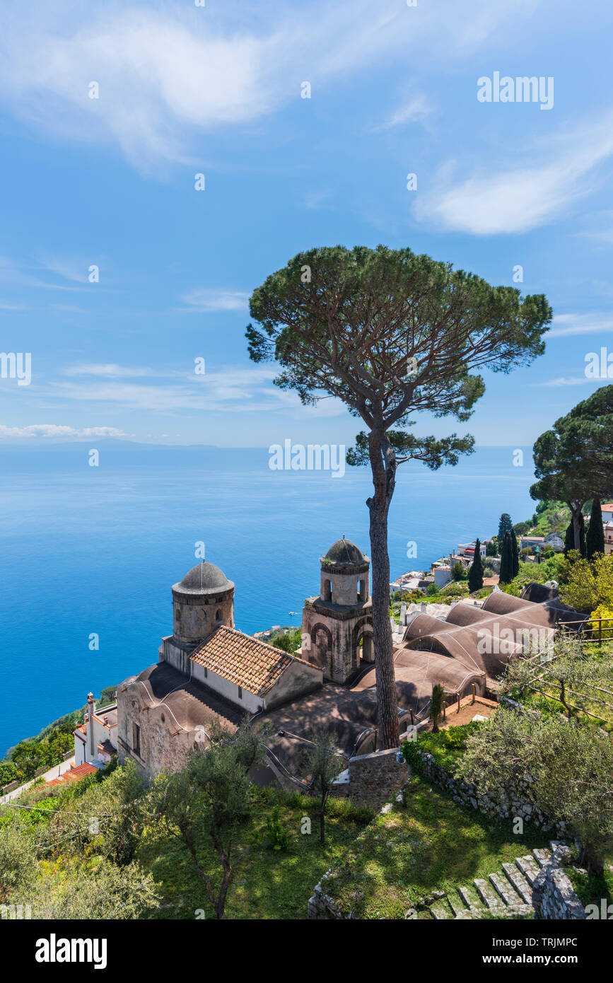 Spektakuläre Aussicht auf die Amalfi Küste von der Villa Rufolo Gardens in Ravello in Kampanien in Süditalien gesehen Stockfoto