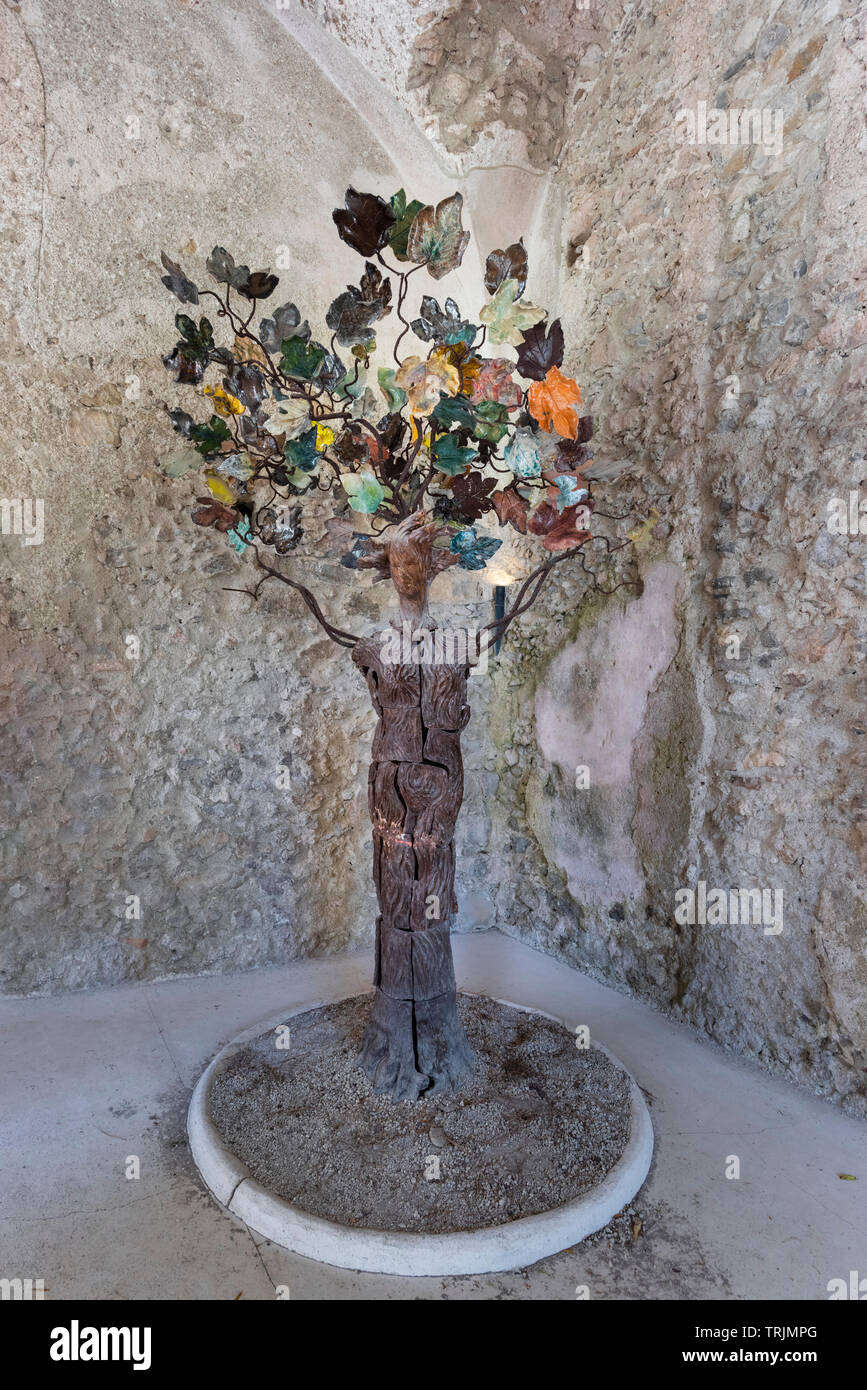 Bunte Blätter schmücken eine moderne Kunst Skulptur in der Villa Rufolo in Ravello, Italien Stockfoto