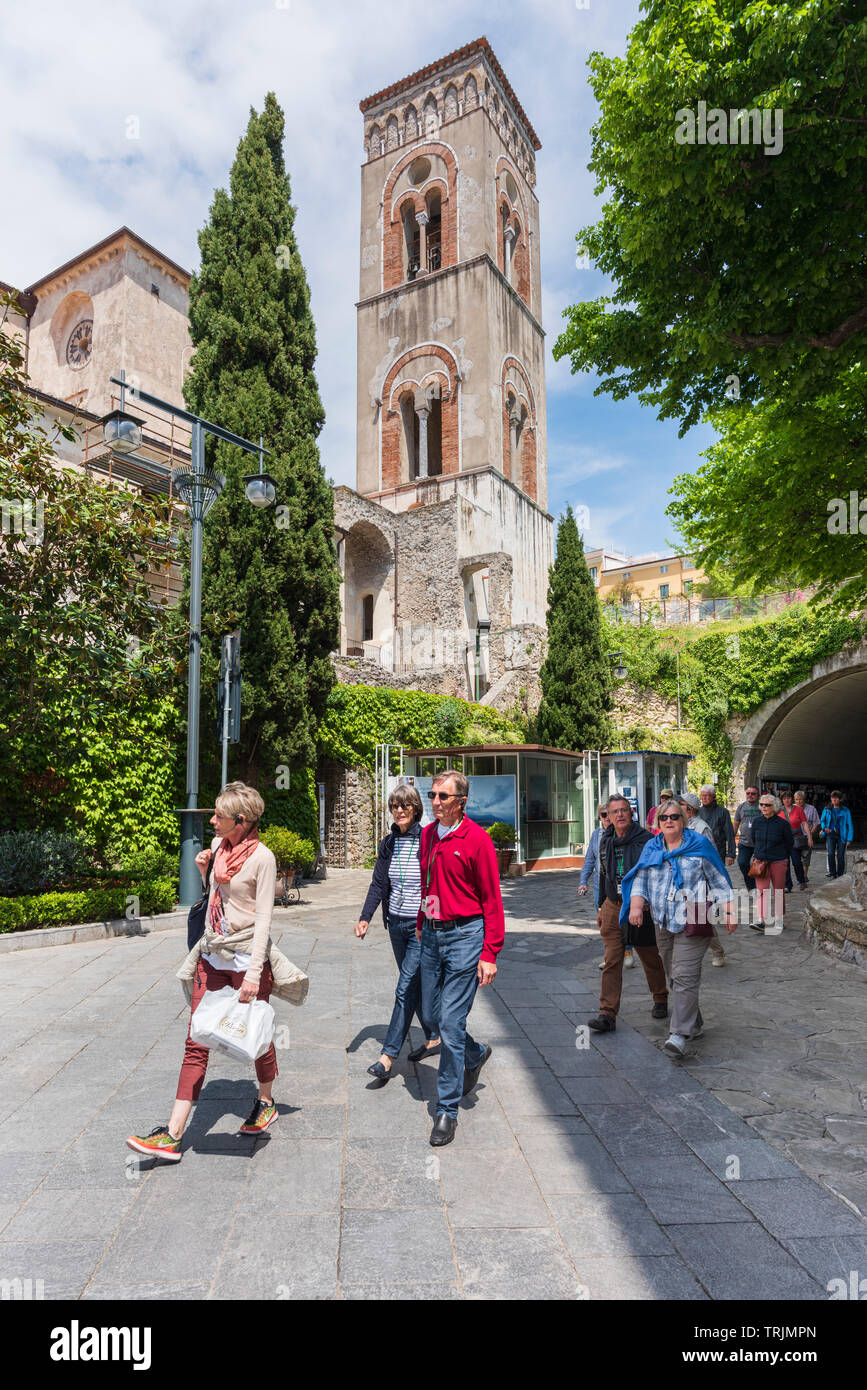 Touristen zu Fuß durch das Bergdorf Ravello Kampanien in Süditalien Stockfoto