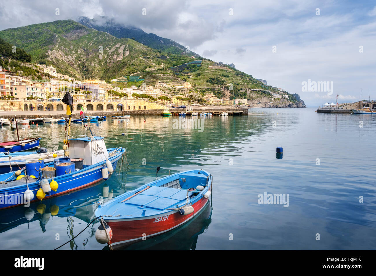 Boote im Hafen von Maiori an der Amalfiküste in Kampanien in Italien Sourthern Stockfoto