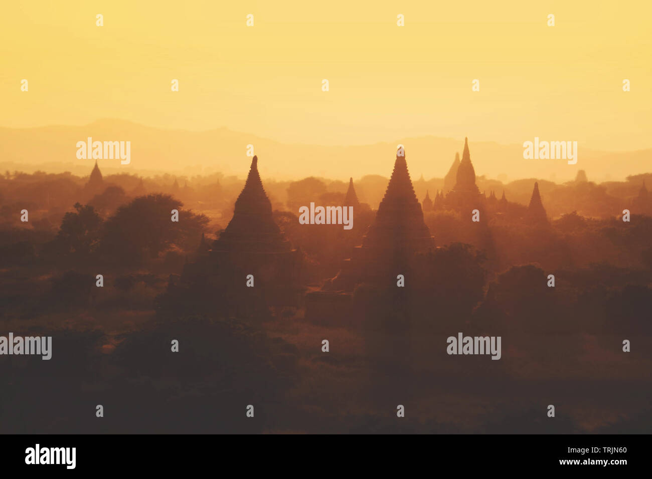 Tempel von Bagan am späten Nachmittag Nebel Stockfoto