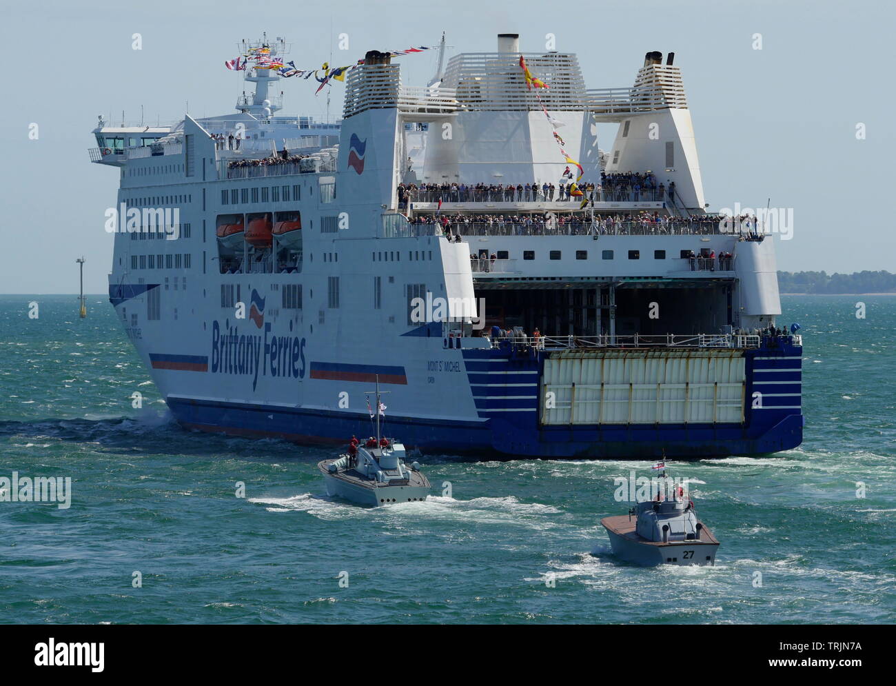 AJAXNETPHOTO. 3. JUNI, 2019. PORTSMOUTH, England. - BRITTANY FERRIES CROSS CHANNEL FÄHRE MONT ST MICHEL, IHRE DECKS gesäumt mit 1944 D-DAY Veteranen, Outward Bound in die Normandie, GEFOLGT VON EX KÜSTEN KRÄFTE WENIG SCHIFFE MGB (MOTOR GUN BOOT) 81 (EX-MTB 416) UND DIE VOR KURZEM RESTAURIERTE MA/SB (MOTOR Anti-U-Boot) 27, TEIL DER FLOTTILLE von HSL (HIGH SPEED LAUNCH) 102, EX HDML 1387 (HAFEN VERTEIDIGUNG MOTOR STARTEN) MEDUSA UND 8 DÜNKIRCHEN WENIG SCHIFFE. Foto: Jonathan Eastland/AJAX REF: GX8 190306 354 2 AUS Stockfoto