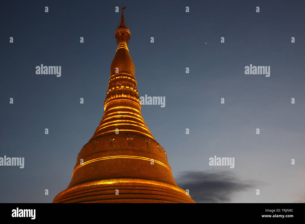 Die Shwedagon Pagode in Yangon in der Nacht. Stockfoto