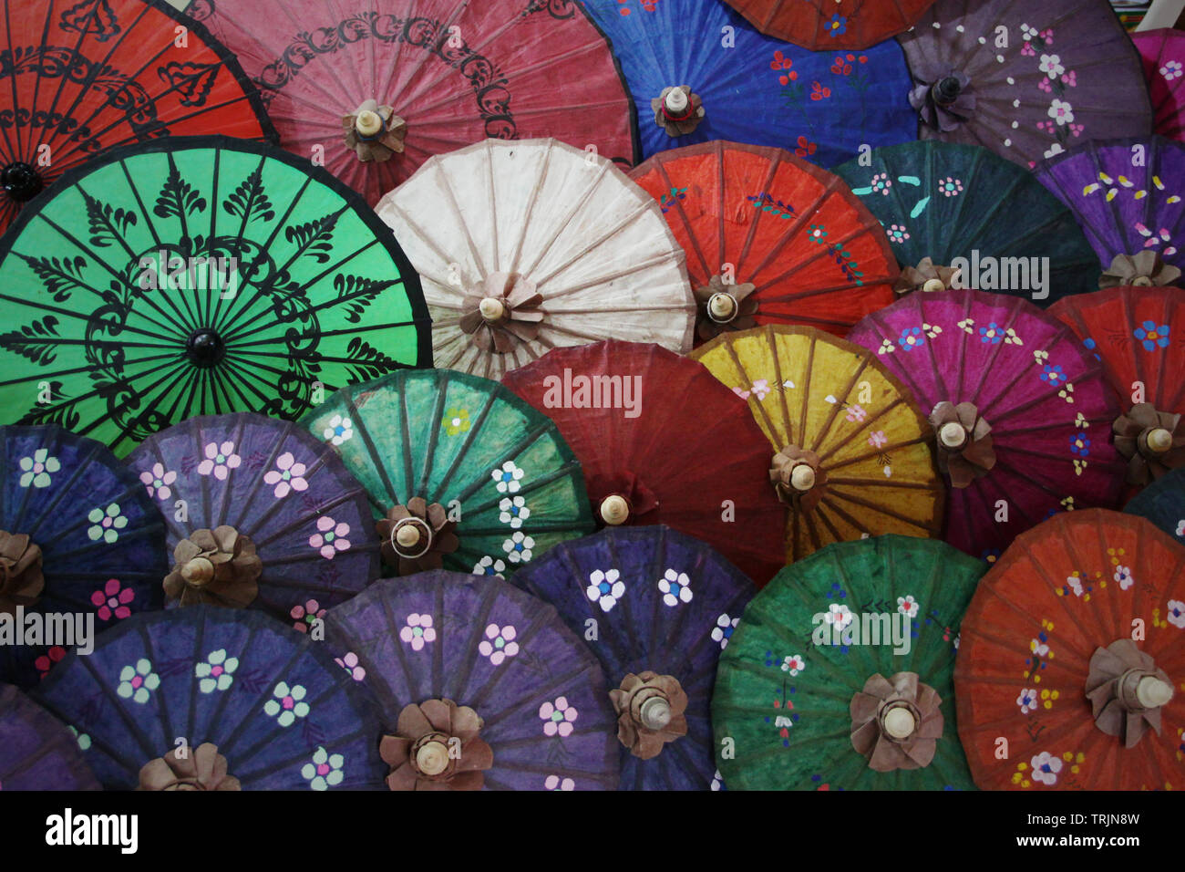 Bunte Sonnenschirme aus Südostasien Stockfoto