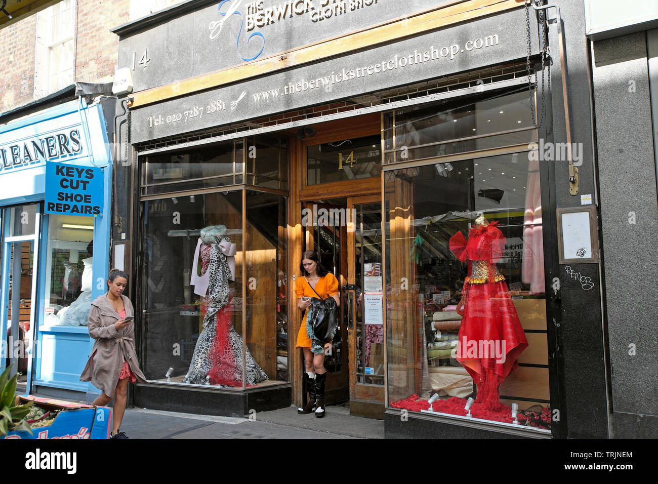 Der Berwick Street Tuch Shop Verkauf von Textilien und Stoffen Außenansicht mit dem Kunden an der Tür Eingang in Soho, London England UK KATHY DEWITT Stockfoto