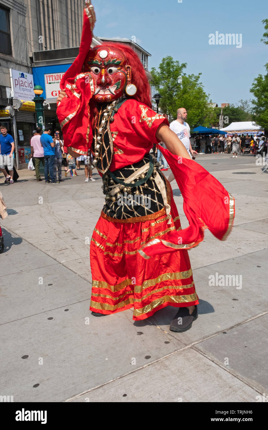 Ein Mann in einem traditionellen nepalesischen Himalaya Lakhey Maskentänzen in Vielfalt Plaza in Jackson Heights, Queens, New York. Stockfoto