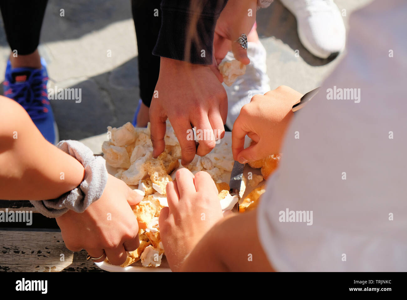 Von den drei Menschen in einige Stücke Brot bedeutete für alle zu erhalten; Konzept des Teilens, Brechen des Brotes, das Miteinander, die Großzügigkeit. Stockfoto