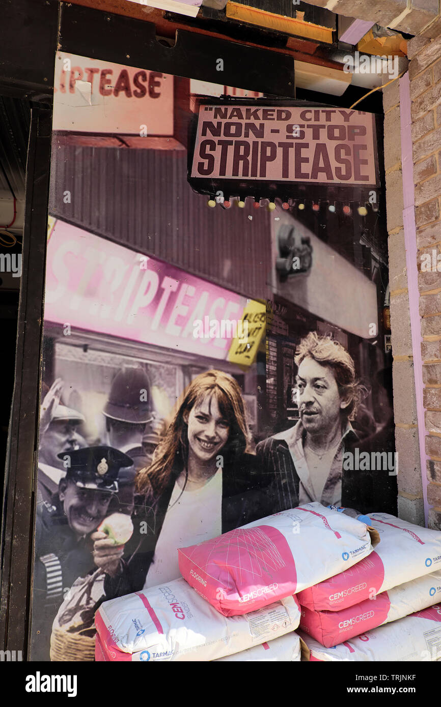 1970 s Vintage collage Poster an der Wand der verlassene Baustelle in der Nähe von Berwick Street Market in Soho in London England UK KATHY DEWITT abgerissen Stockfoto