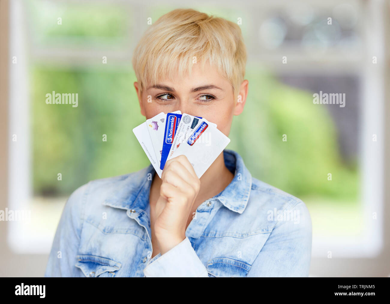 Frau Holding Kreditkarten Stockfoto