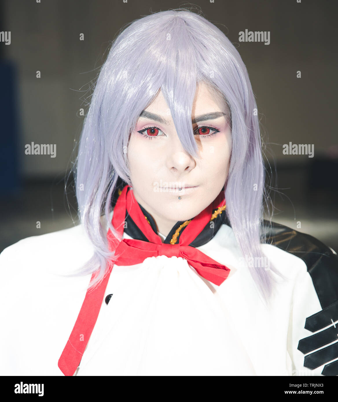 NEC, Birmingham, Großbritannien - 1. JUNI 2019. Eine weibliche Cosplayer gekleidet, wie einem japanischen Anime Charakter mit bunten Perücke und bis zu einem Comic Con Ereignis machen Stockfoto