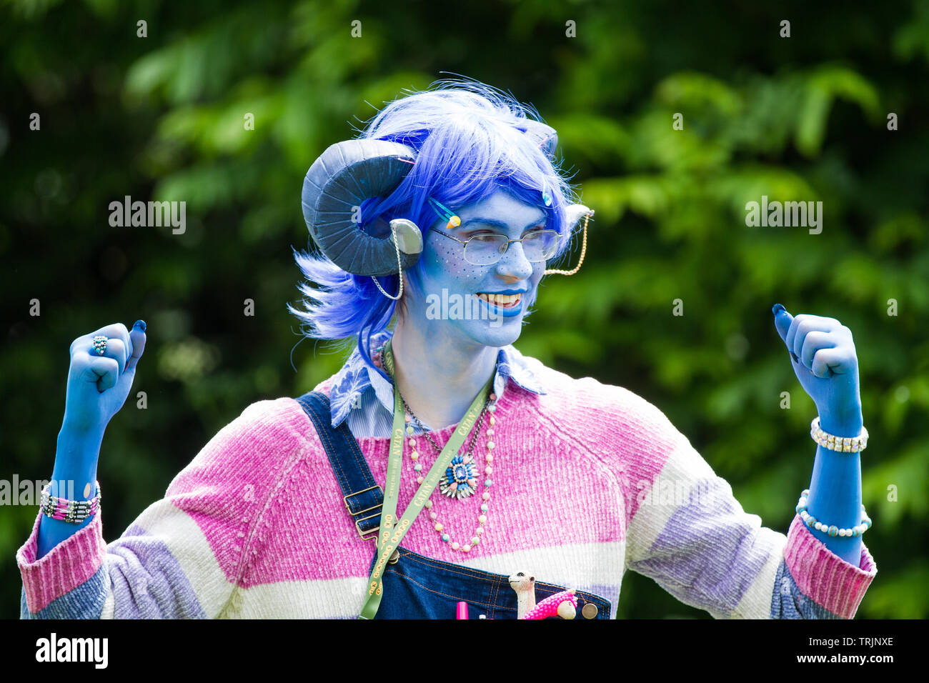 NEC, Birmingham, Großbritannien - 1. JUNI 2019. Ein männlicher osplayer Kreuz gekleidet als Mädchen in einem weiblichen bunten Viecher Outfit mit blauen Gesicht an einem Comic Con Ereignis Stockfoto