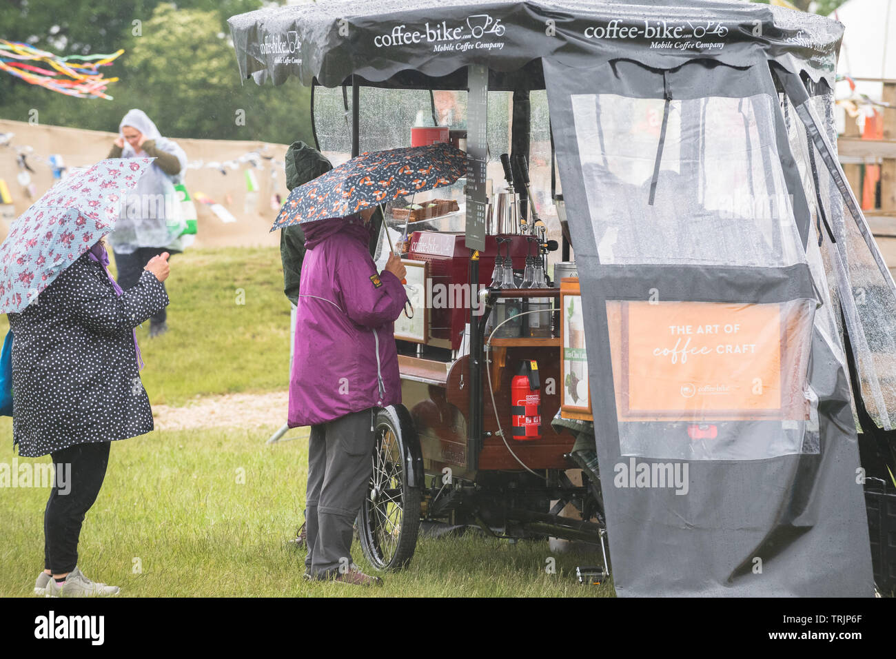 Southwell, Nottinghamshire, Großbritannien. 7. Juni 2019. Heavy Rain die Sprits der Musikliebhaber nicht dämpfen auf der historischen Marktstadt Southwell für das 13 Th. Internationale Wurzeln und akustischer Musik Festival' Tor in Southwell' mit über 50 Künstler, die sich über 4 Tage. Das Festival zieht einige der größten Namen in der Wurzeln und akustischer Musik Szene sowie lokale Talente. Alan Beastall/Alamy leben Nachrichten Stockfoto