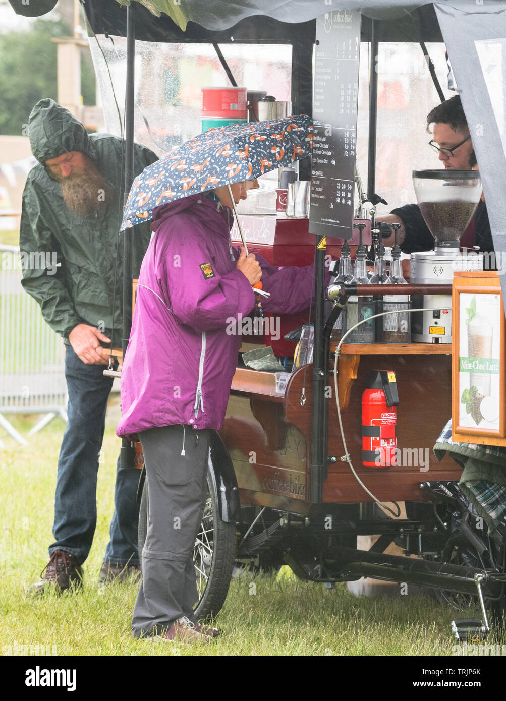 Southwell, Nottinghamshire, Großbritannien. 7. Juni 2019. Heavy Rain die Sprits der Musikliebhaber nicht dämpfen auf der historischen Marktstadt Southwell für das 13 Th. Internationale Wurzeln und akustischer Musik Festival' Tor in Southwell' mit über 50 Künstler, die sich über 4 Tage. Das Festival zieht einige der größten Namen in der Wurzeln und akustischer Musik Szene sowie lokale Talente. Alan Beastall/Alamy leben Nachrichten Stockfoto