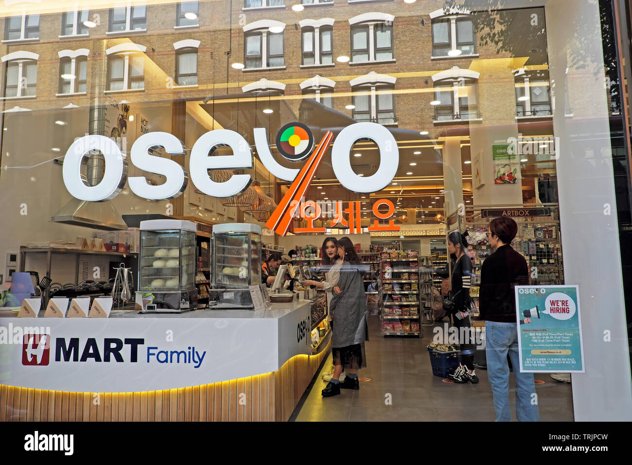 OSEYO koreanischen Supermarkt anmelden Store Fenster außerhalb und junge Frauen Kunden innerhalb der Zahlung an der Kasse bis in London UK KATHY DEWITT Stockfoto