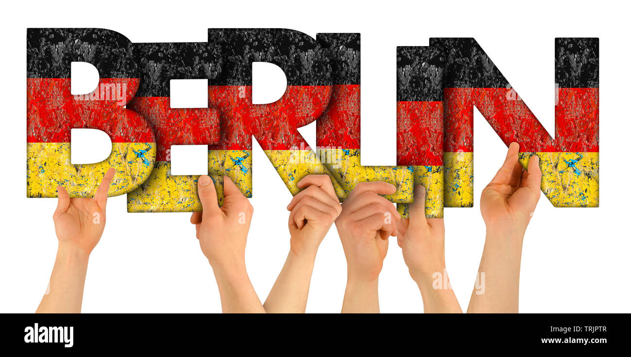 Menschen arme Hände halten bis Holz- brief Schriftzug bilden Wort Berlin Hauptstadt von Deutschland nationalflagge Farben Tourismus reisen Nation Stockfoto