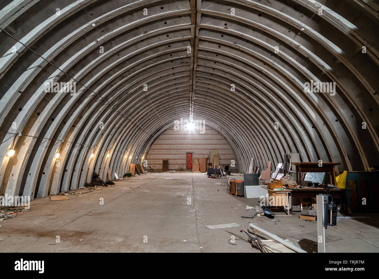 Verlassene leere Lager, alten rustikalen Metall Struktur mit Metalldächer, Interieur der alten Fabrik gebäude Stockfoto