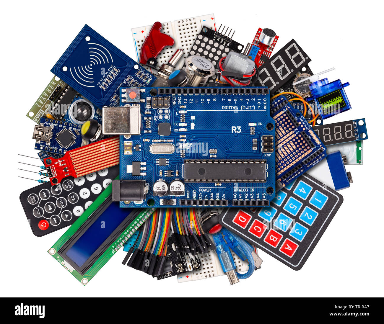 Collage von Mikrocontroller Board Anzeige sensor Schalter Kabel Zubehör und Ausrüstung auf Weiß elektronik Konzept Hintergrund isoliert Stockfoto