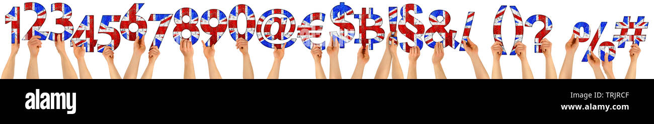 Zahlen und Sonderzeichen Zeichen Symbole Gruppe von Menschen die Buchstaben aus Holz mit dem britischen Union Jack Großbritannien Britische Flagge Farben ist Stockfoto