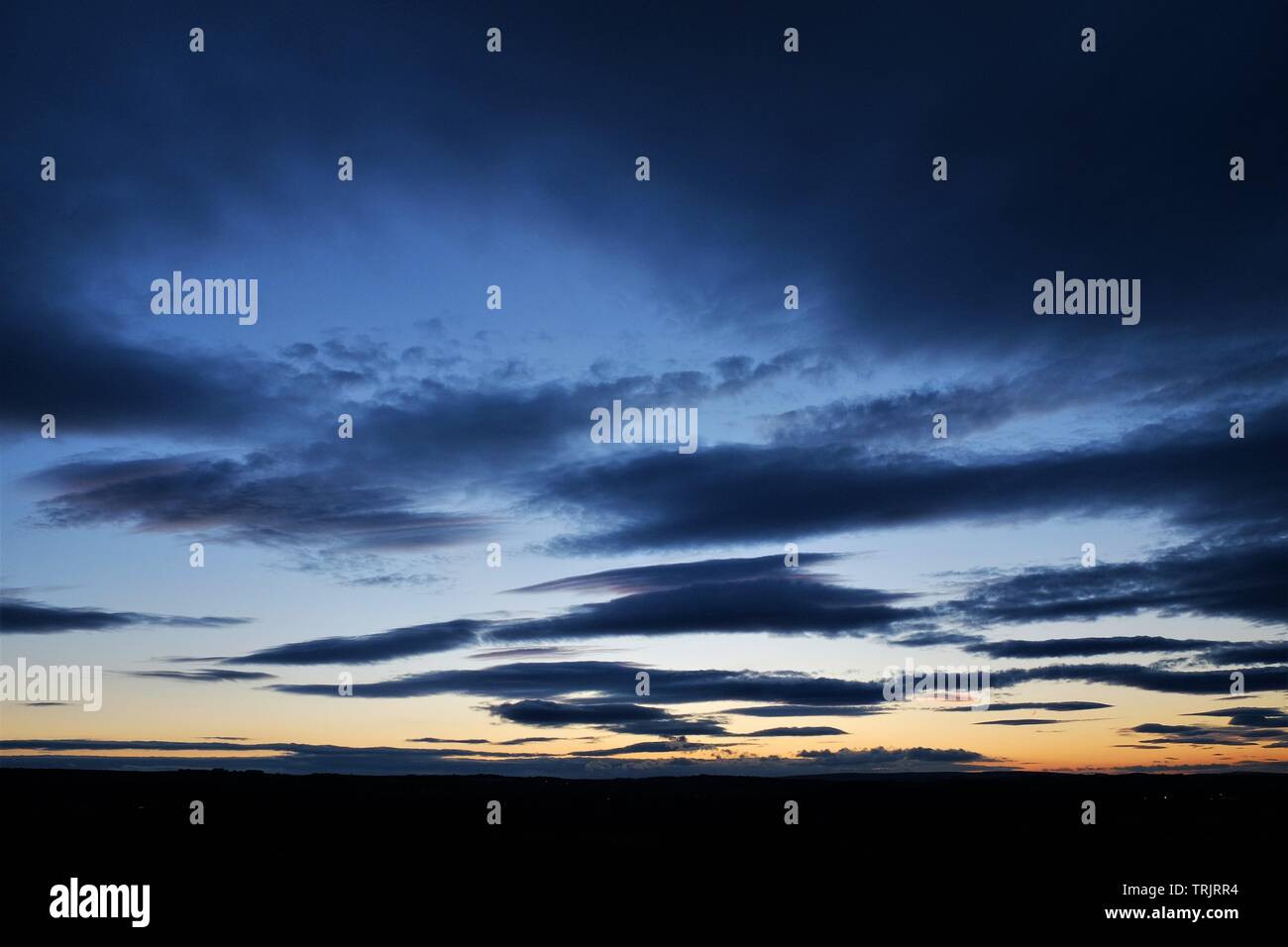 Blaue Stunde Wolken bei Sonnenuntergang Stockfoto