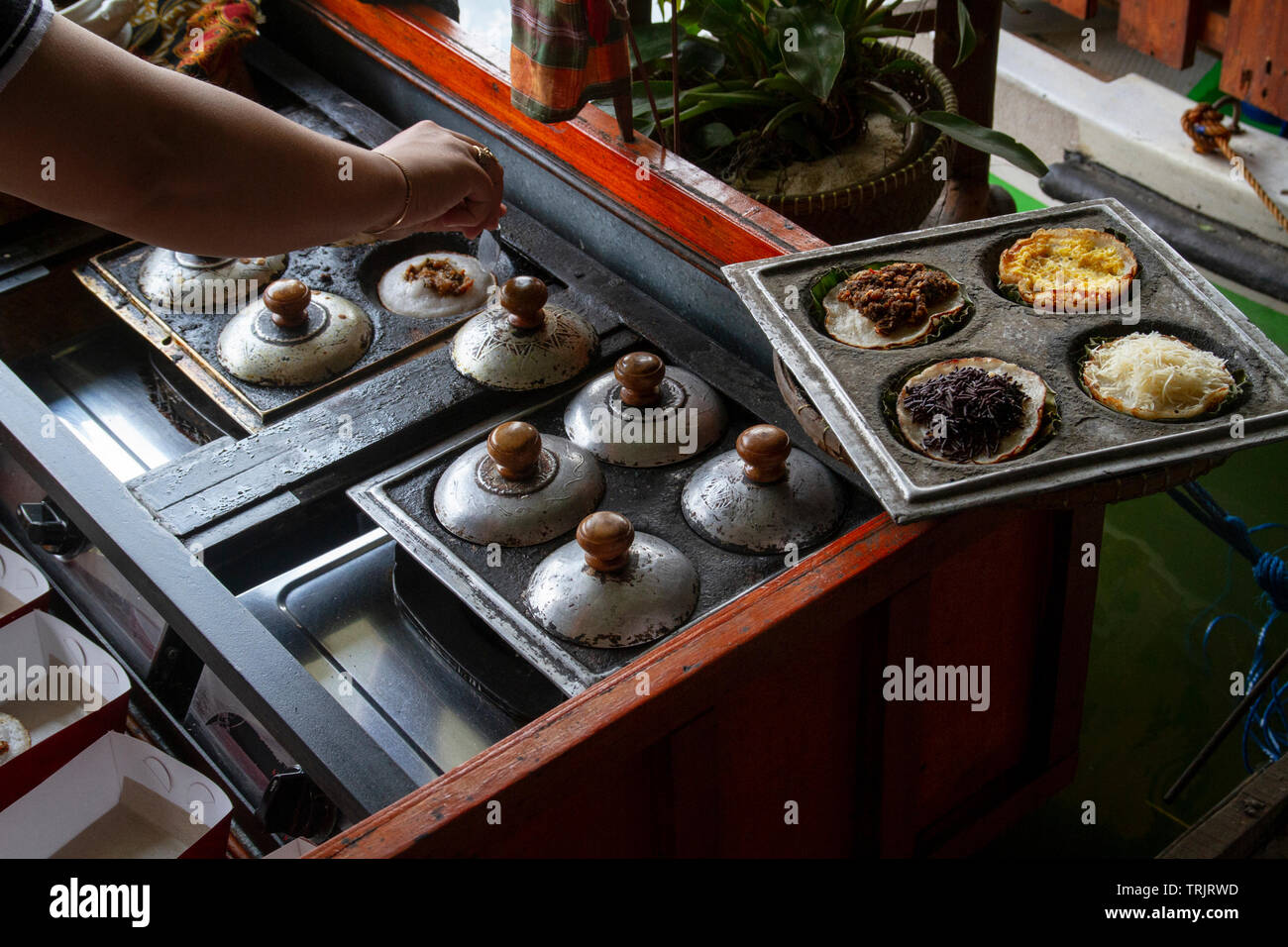 Traditioneller indonesischer Pfannkuchen oder serabi an einer viel befahrenen Straße Lebensmittelmarkt Stockfoto