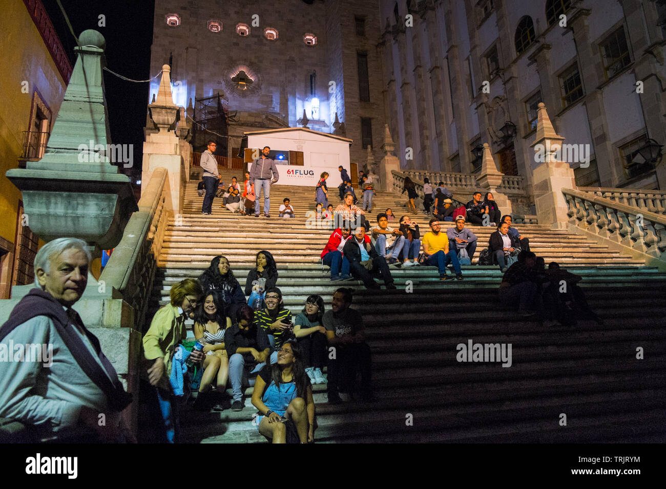 Studenten sitzen auf den Stufen vor der Universität von Guanajuato, Guanajuato, Mexiko Stockfoto