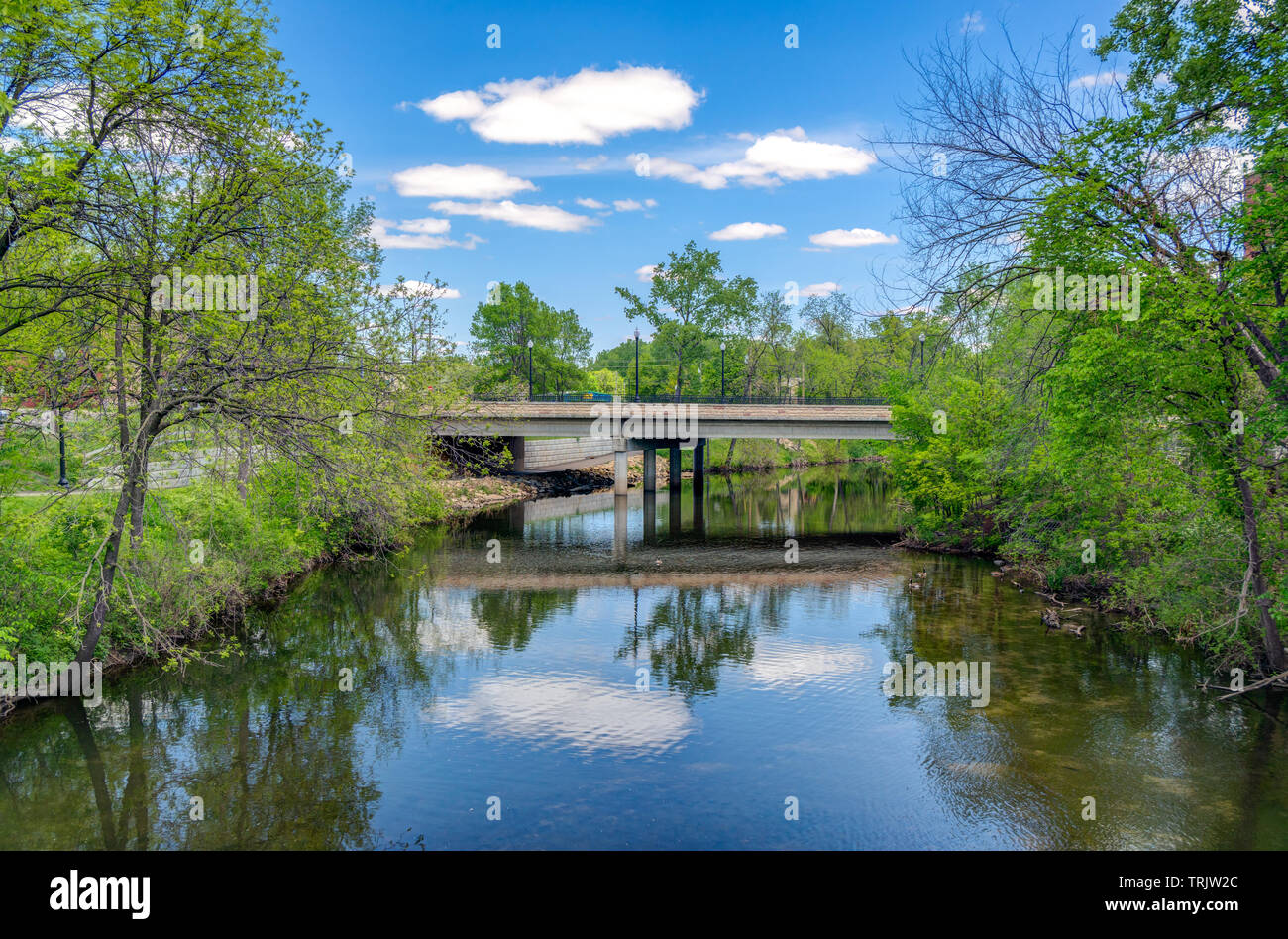 Kinnickinnic Fluss und Brücke im Frühjahr in River Falls, Wisconsin, USA. Stockfoto