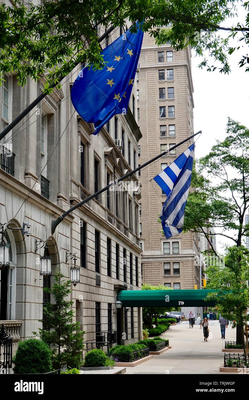 Europäischen Union und der griechischen Fahnen wehen außerhalb des Büros des Generalkonsulat von Griechenland, New York, NY, USA Stockfoto