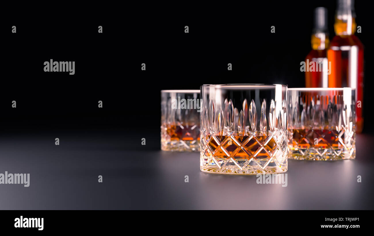 Starke alkoholische Getränke, Gläser und Brillen, in Anwesenheit von Whiskey, Wodka, Rum, Tequila, Weinbrand, Cognac. auf dunklen alten Hintergrund mit SELECTIV Stockfoto