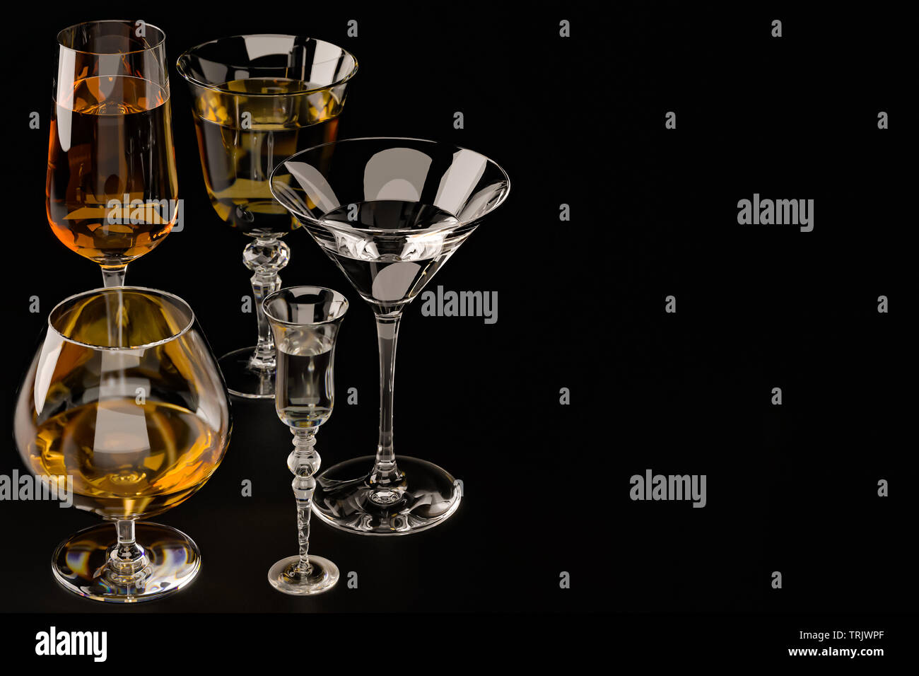 Starke alkoholische Getränke, Gläser und Brillen, in Anwesenheit von Whiskey, Wodka, Rum, Tequila, Weinbrand, Cognac. auf dunklen alten Hintergrund mit SELECTIV Stockfoto
