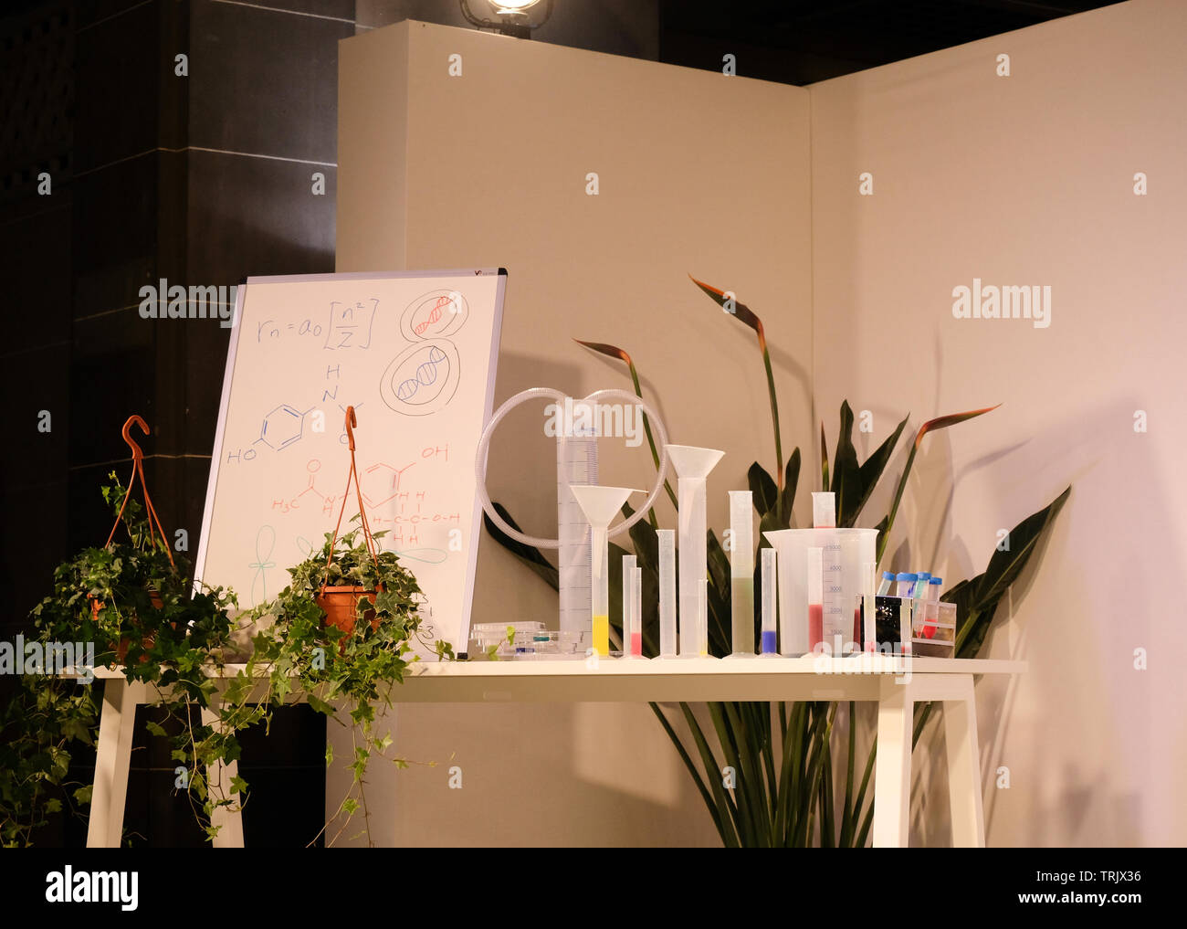 Ein Tisch, der wissenschaftliche Experimente am Modeschöpferer Simon Mo's Presentation Autumn Winter 2019 darstellt Stockfoto