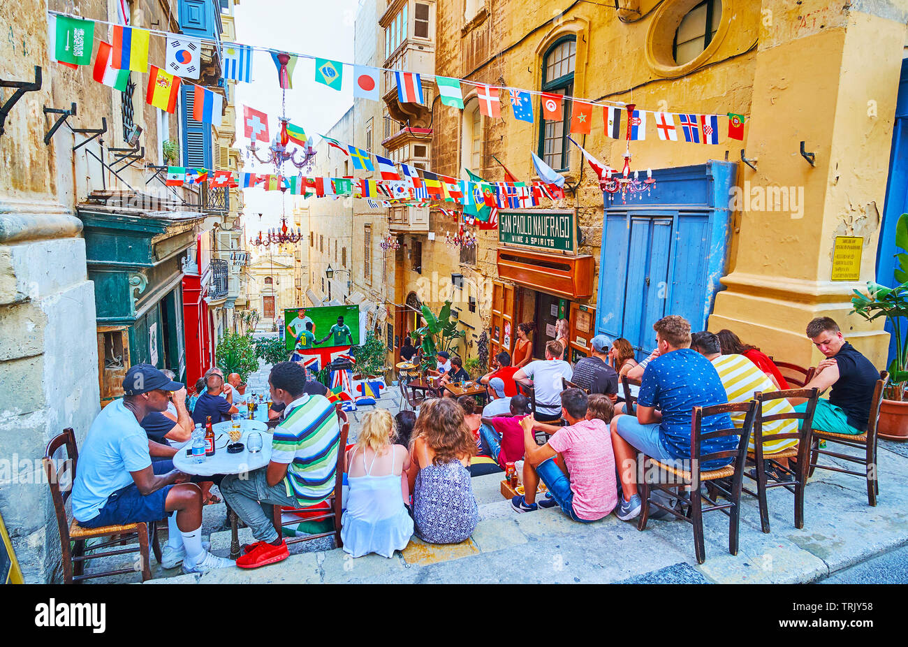 VALLETTA, MALTA - 19. JUNI 2018: Der belebten Café im Freien während der Spiele der FIFA WM Russland, die Fans Fernsehen und genießen Sie Ihre Zeit mit Stockfoto