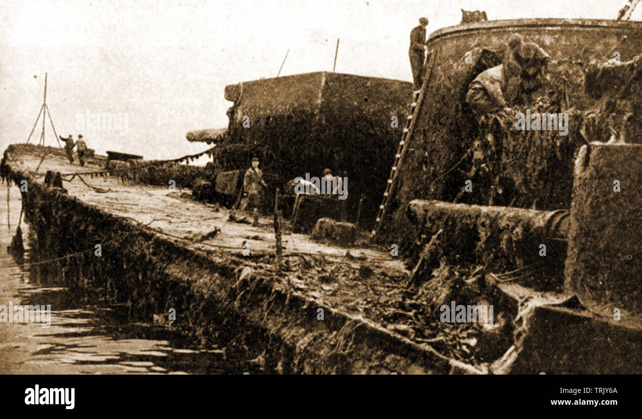 Bergung der SMS Hindenburg (derfflinger Klasse) auf Scapa Flow (gebrochene, Rosyth) - Bergung in Scapa Flow. (Cox und Danks Ltd) vom 23. Juli 1930 - benannt nach Feldmarschall Paul von Hindenburg Stockfoto