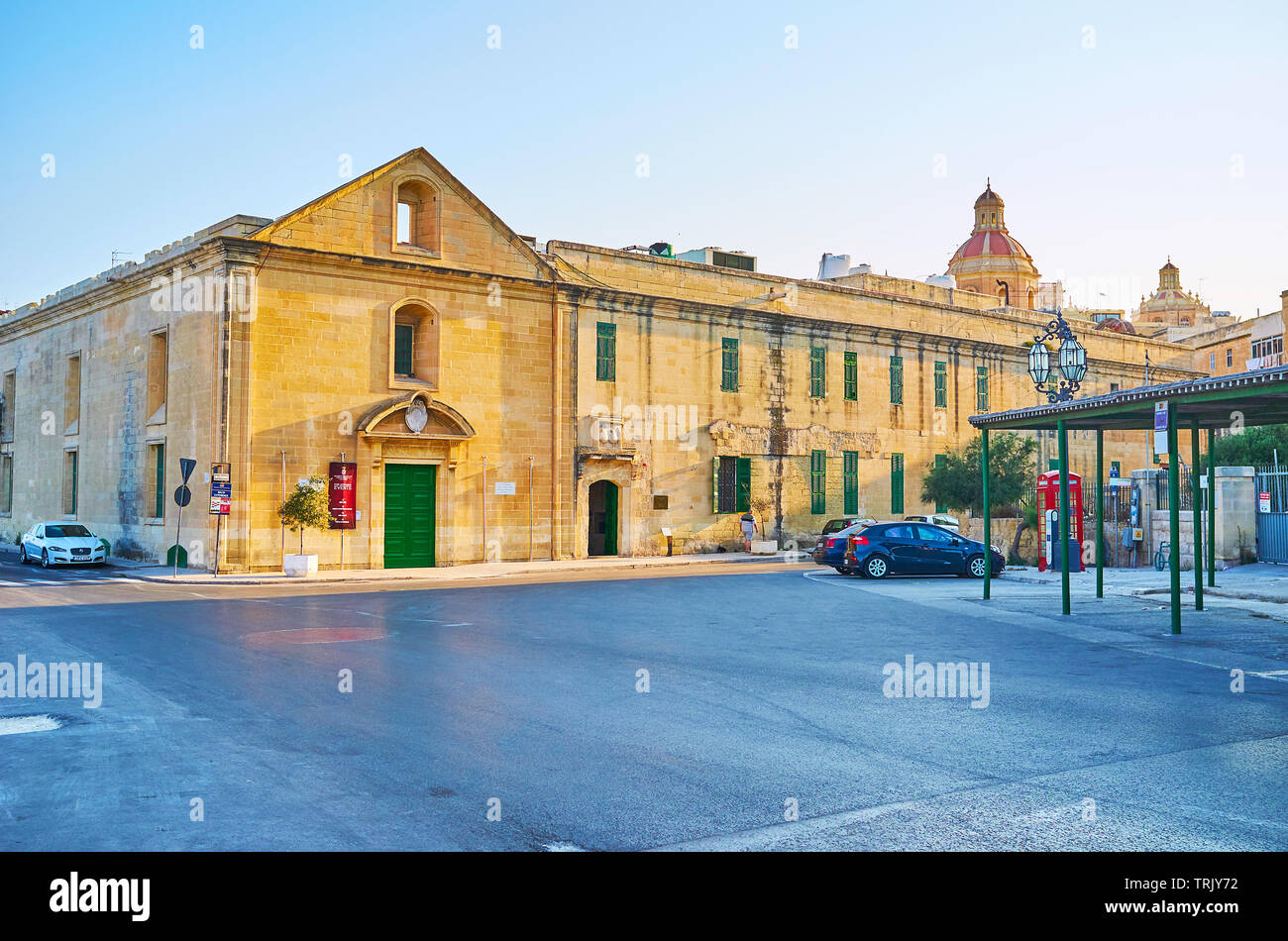 VALLETTA, MALTA - 19. Juni 2018: Die mittelalterlichen Gebäude der ehemaligen Krankenhaus, heute wurde Mediterranean Conference Centre, die am 19. Juni in Valletta. Stockfoto
