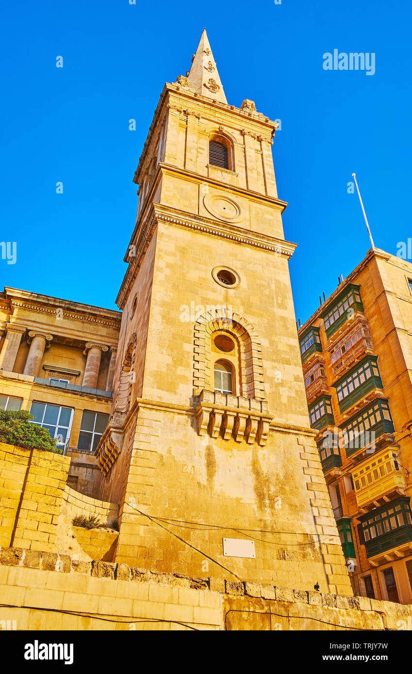 Erkunden Sie groß Kalkstein Glockenturm des anglikanischen St. Paul Pro-Cathedral in Valletta, Malta Stockfoto