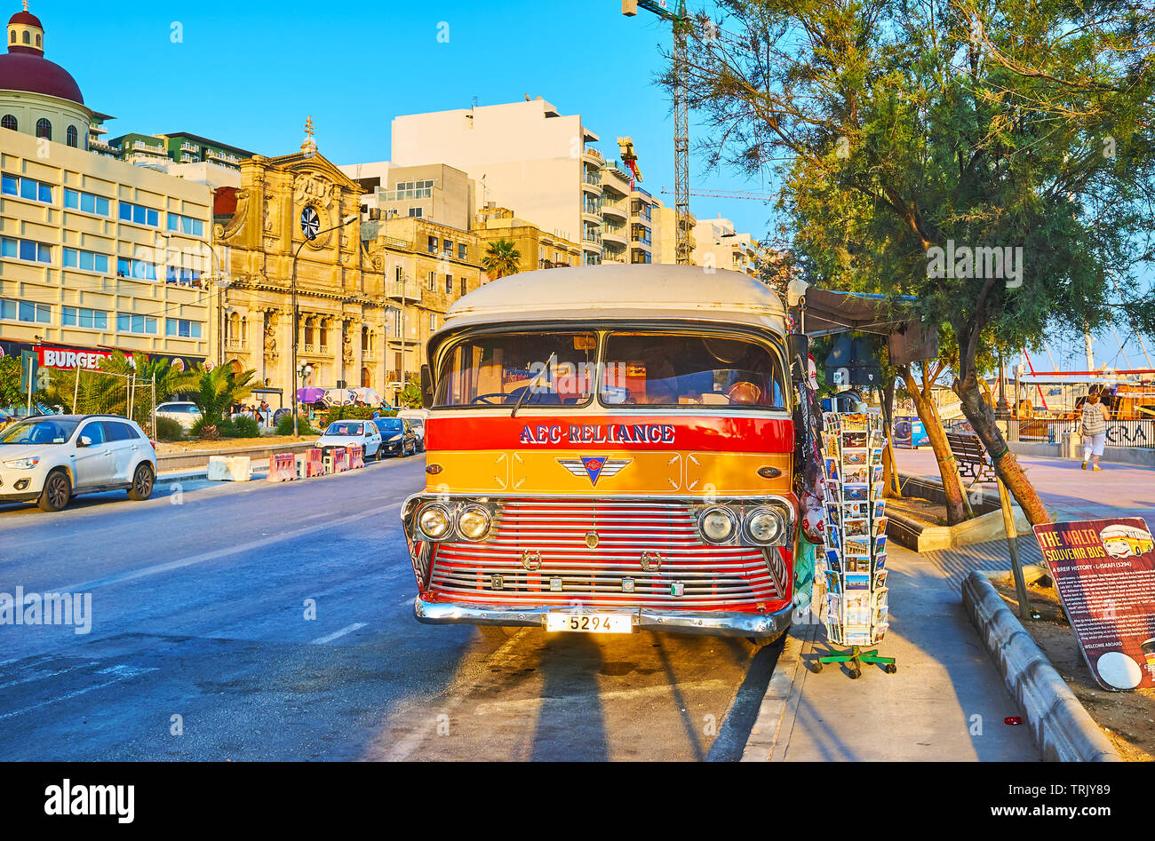 SLIEMA, MALTA - 19. Juni 2018: Die ungewöhnliche Souvenirshop im AEC-Reliance vintage Bus befindet sich an der Strandpromenade von Resort geparkt, die am 19. Juni i Stockfoto