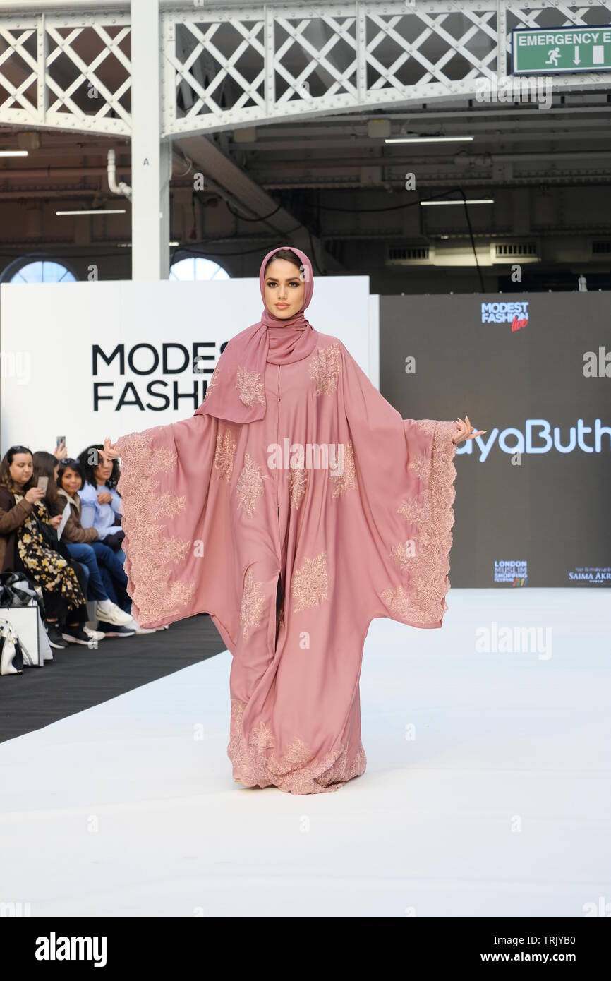 Bescheidene Fashion Show mit Design von Abaya Buth Stockfoto