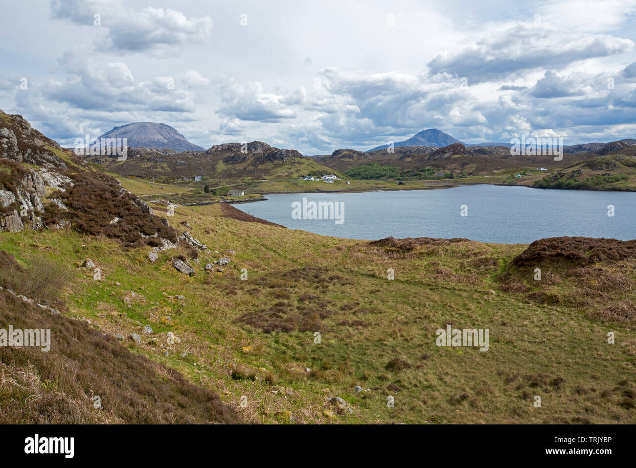 Scottish Highland Landschaft mit Bergen über Loch Torridon und isolierten Bauernhäusern unter goldenen Heide und Gräser Stockfoto