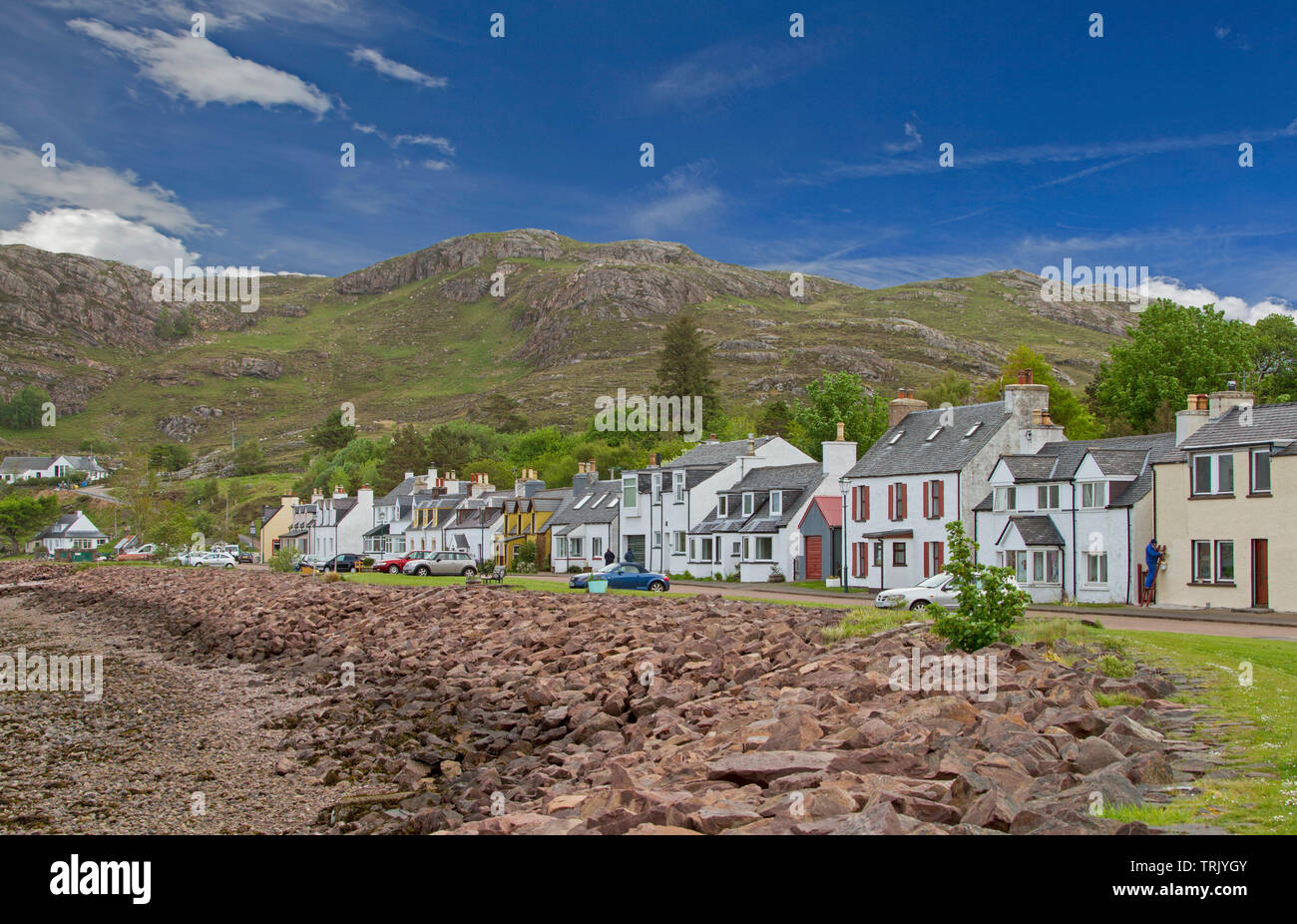 Malerische Dorf Sheildaig mit weiß getünchten Häuser am Fuß des schroffen Hügel unter blauen Himmel im Wester Ross, Schottland Stockfoto