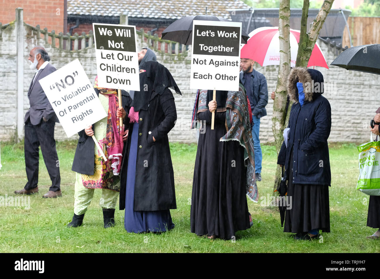 Birmingham, Großbritannien - Freitag, 7. Juni 2019 - die Demonstranten in der Nähe des Anderton Park Primary School in Birmingham in einem Protest gegen die keine Außenseiter Bildung Programm - ein hohes Gericht einstweilige Verfügung in Kraft ist, Demonstranten direkt außerhalb der Schule zu verhindern. Credit: Steven Mai/Alamy leben Nachrichten Stockfoto