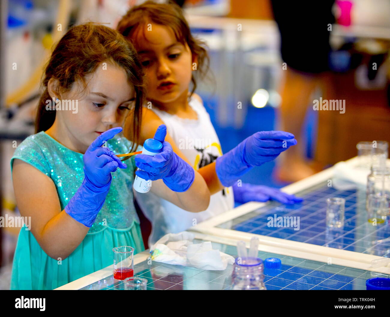 Zwei Mädchen sind die Bewertung chemischer Test Ergebnisse auf Science Fair. Stockfoto