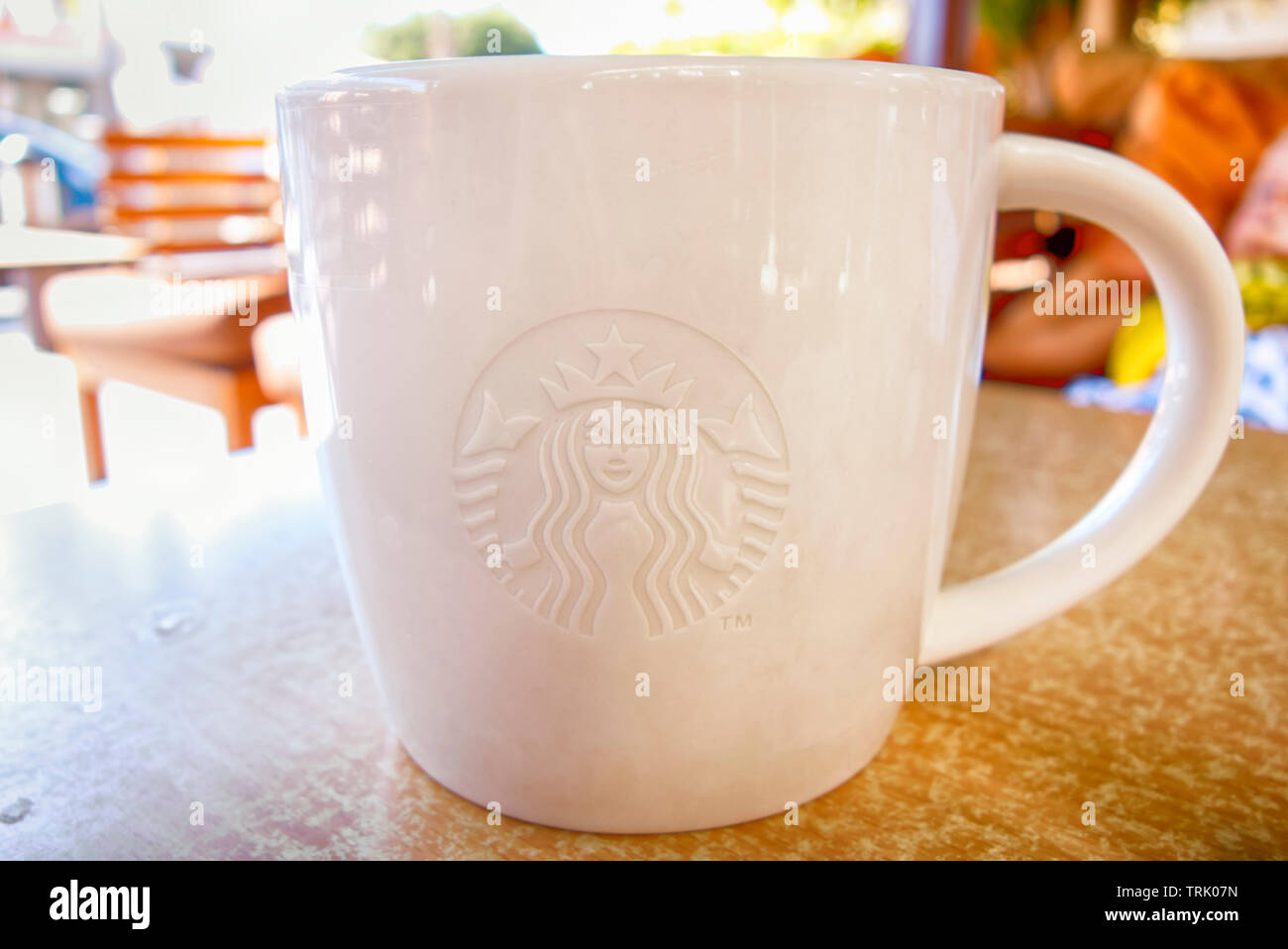 Paphos, Zypern - 24. Oktober 2013 in der Nähe von weißen Starbucks Tasse auf dem Tisch im Freien. Stockfoto