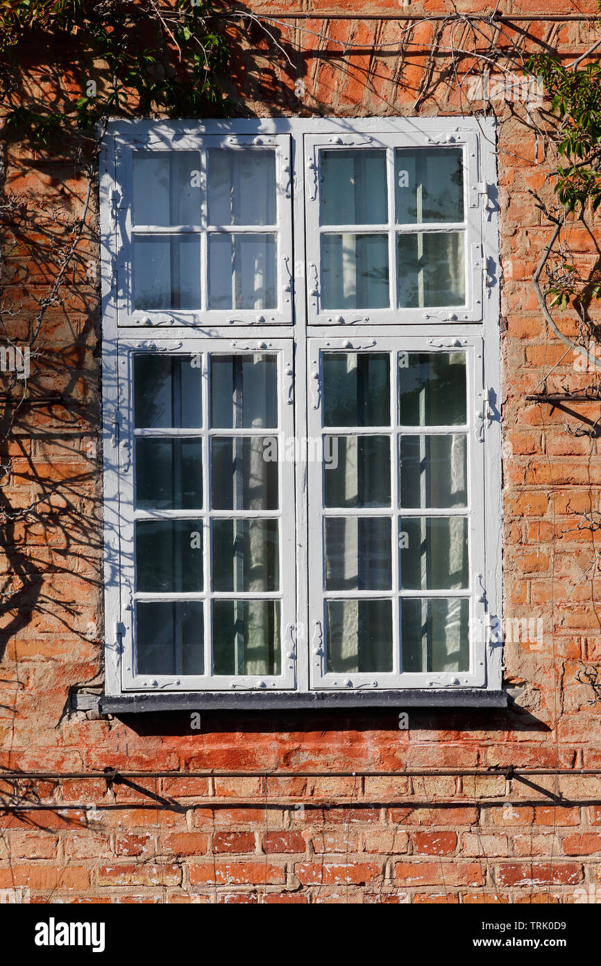 Geschlossene Fenster in Rot alte Mauer. Stockfoto