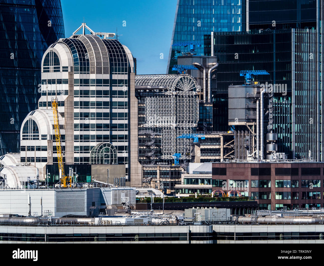 Stadt der Londoner Stadtbild - komprimierte Perspektive geschossen, die unterschiedlichen Baustile in der Stadt London Financial District Stockfoto
