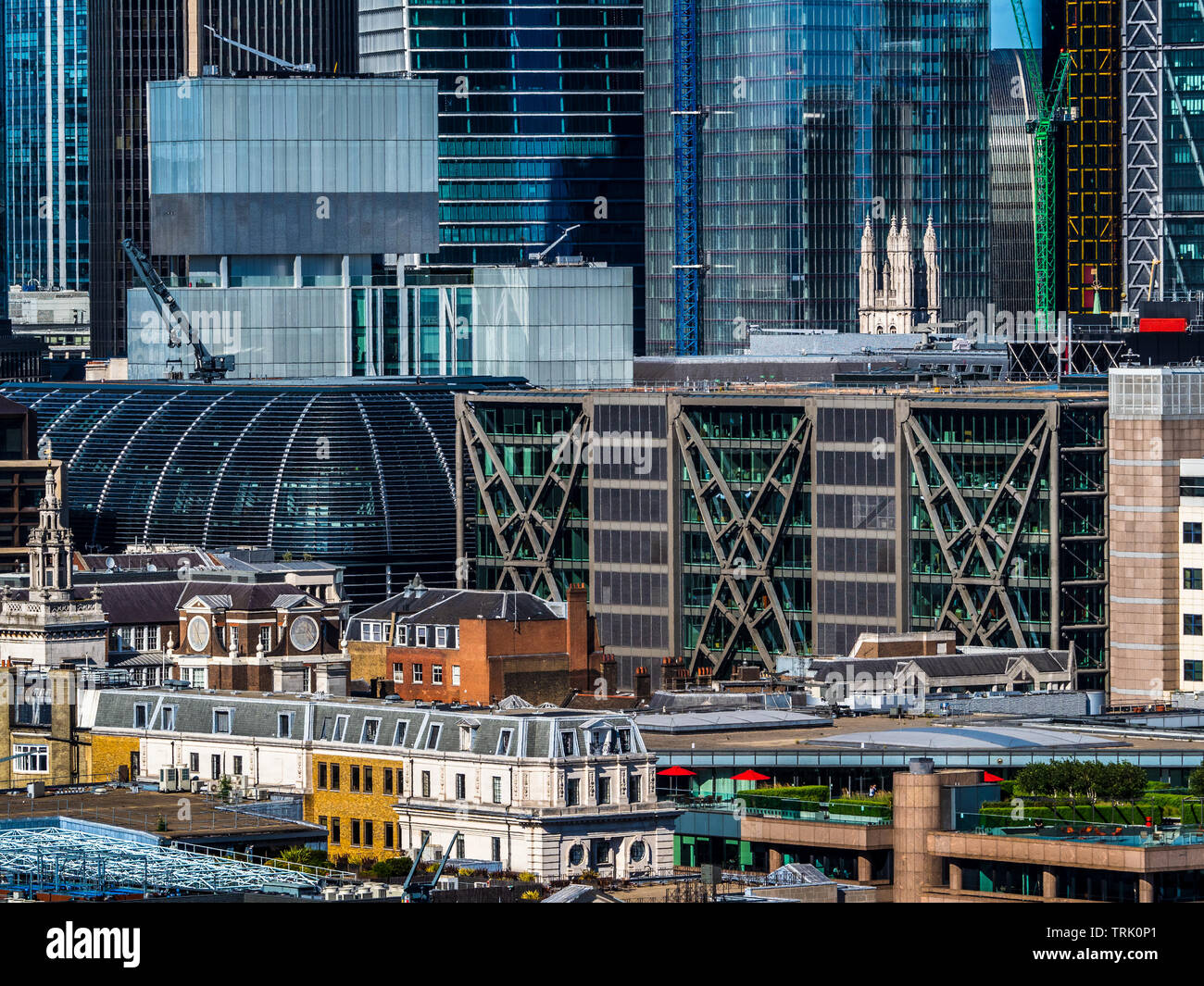 Stadt der Londoner Stadtbild - komprimierte Perspektive geschossen, die unterschiedlichen Baustile in der Stadt London Financial District Stockfoto
