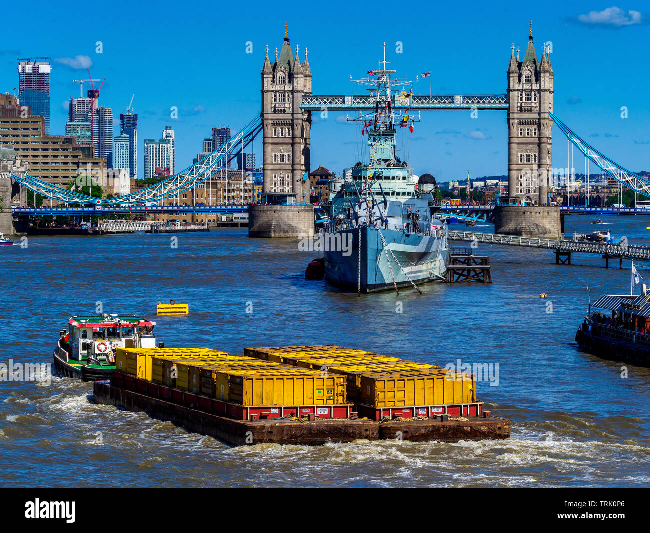 London Abfall - Kähne voll von London Abfälle sind die Themse zum Flußufer Resource Recovery Energie aus Abfall facility abgeschleppt im Belvedere Stockfoto