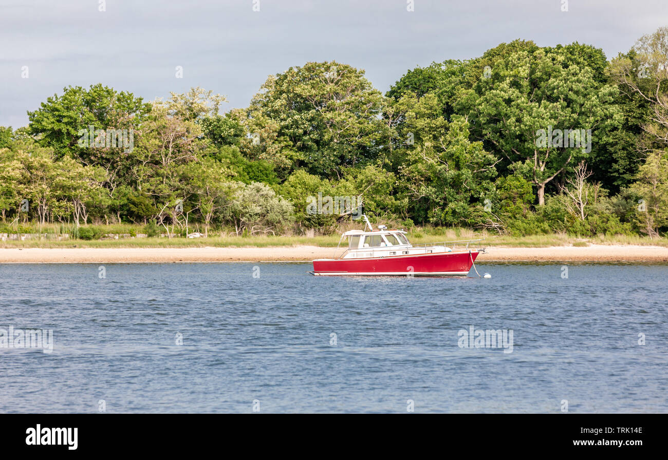 Eine rote und weiße Motoryacht in Sag Harbor, NY Stockfoto